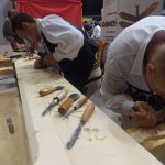 Chłopcy przentujący stanowisko stolarskie