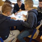 Chłopcy z klasy 4 przyglądają się mapie miasteczka żydowskiego