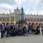 Uczniowie z opiekunami na tle Sukiennic.