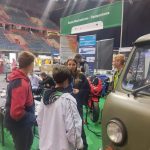 Dwaj chłopcy rozmawiają z uczennicą technikum