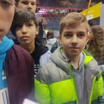 Trzej chłopcy oglądają stoiska