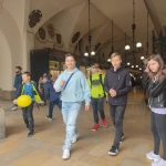 Dwaj chłopcy i jedna dziewczynka spacerują w krakowskich Sukiennicach