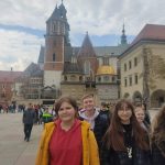 Dwie dziewczynki i chłopiec podczas spaceru po krakowskim rynku