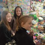 Trzy dziewczyny podczas posiłku w restauracji