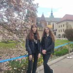 Dwie uczennice pod kwitnącym drzewem, w tle Wawel
