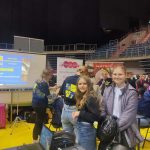 Uczennice podczas zwiedzania stoisk na hali