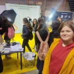 Uśmiechnięta dziewczynka zwiedza stoiska szkół