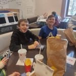 Dwaj chłopcy podczas posiłku w restauracji Mc'Donalds