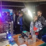 Chłopcy zwiedzający stoisko technikum informatycznego