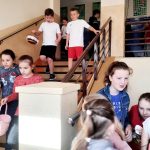 Dzieci poszukują kolorowych pisanek.