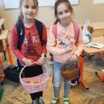 Dziewczynki odebrały nagrody za pierwsze i drugie miejsce