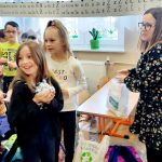 Uczennice odbierają słodycze.