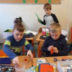 Dzieci klasy 1 wykonują projekt pomieszczenia.