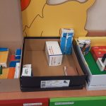 Prezentacja pomieszczeń zaprojektowanych przez uczniów z pudełek.