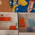 Projekt sypialni wykonany z pudełek po lekarstwach i pudełka po butach.