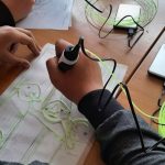 moment pracy długopisem 3d, obrysowywanie konturów z obrazu Makowskiego „Troje dzieci pod chorągiewkami”.