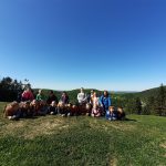 Cała grupa dzieci z wychowawczynią i katechetą na szczycie Łysej Góry