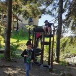 Czworo dzieci podczas zabawy na małym torze wspinaczkowym