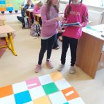 Cztery dziewczynki w dwóch grupach ustalają na tabletach trasę swoich Photonów