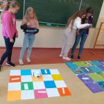 Cztery dziewczynki w dwóch grupach ustalają na tabletach trasę swoich Photonów