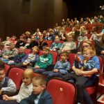 Dzieci siedzącena widowni