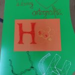 Praca wykonana długopisem 3D: napis "Lubimy ortografię", serce, litery ch, h