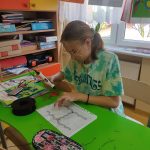 Uczennica wykonująca zadanie z teorii ortografii