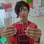 Uczeń z wykonanym wzorem litery h