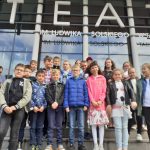 Grupa dzieci przed budynkiem teatru