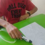 Uczeń przygotowujący do pracy długopis 3d