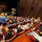 Dzieci oczekujące na przedstawienie