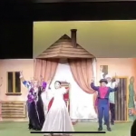 Aktorzy na scenie wykonują ostatni taniec