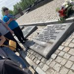 Tablica upamiętniająca ofiary nazistów, na niej napis w języku polskim