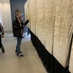 Chłopiec w czarnej kurtce przegląda "Księgę Zmarłych"