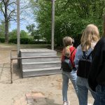 Szubienica, na której powieszono jednego z komendantów obozu, przed nią dwie dziewczynki