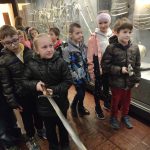 Dzieci porównują ciężkość miecza i szabli.