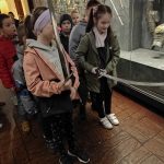 Dzieci trzymają w rękach miecz i szablę.