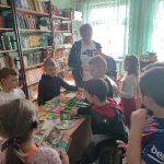 Dzieci wybierają dla siebie książeczki.