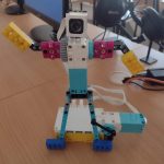 Ludzik zbudowany z klocków lego.