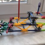 pojazd zbudowany z kolorowych klocków lego.