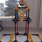 Budowla z kolorowych klockówprzedstawiajaca zasadę budowy wciągarki.