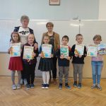 Pani Dyrektor, pani bibliotekarka oraz laureaci konkursu pozują do zdjęcia.