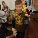 Uczeń trzyma w ręku lalkę szlachcica.