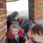 Uczniowie na wieży ratuszowej.