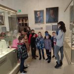 Uczniowie oglądają kolekcję dawnej porcelany.