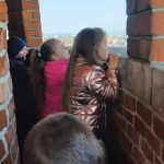 Uczniowie podziwiają panoramę z wieży widokowej.