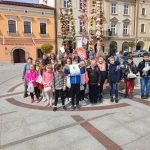 Uczniowie pozują do zdjęcia przy fontannie na rynku w Tarnowie.