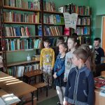 Uczniowie stoją na baczność, podczas składania przyrzeczenia.