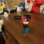 Lalka przedstawiająca szlachcica stoi na stole.