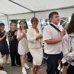 tańczący uczniowie oraz p. dyrektor SP w Wietrzychowicach